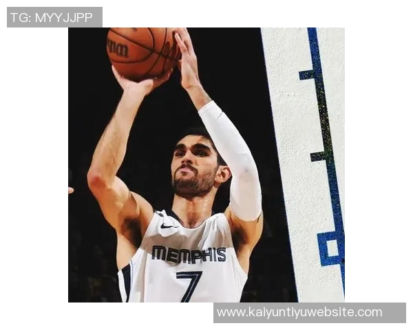 克莱上半场表现出色三分命中率高助球队稳住局势 克莱上半场表现出色三分命中率高助球队稳住局势