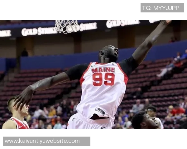 科塔全场拼搏表现出色16投7中贡献14分9板3助并抢下6个前场板